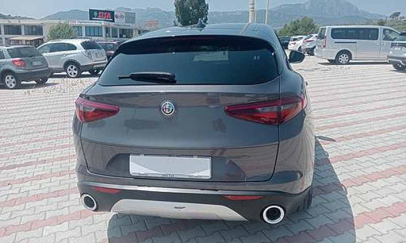 Alfa Romeo Stelvio 2...