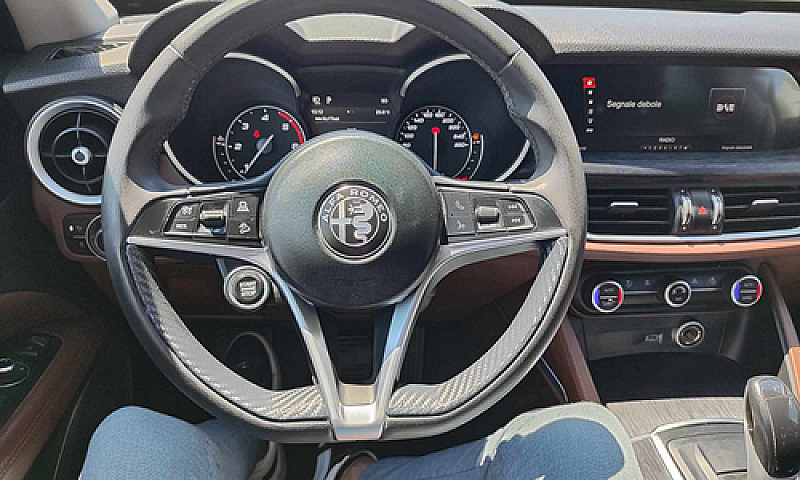 Alfa Romeo Stelvio 2...