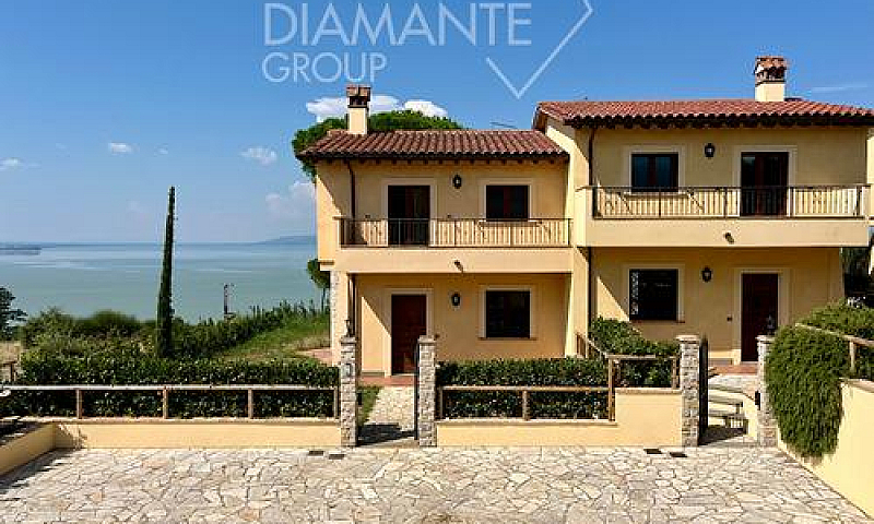 Villa Su Due Livelli...
