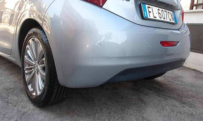 Peugeot 208 1.2 Benz...