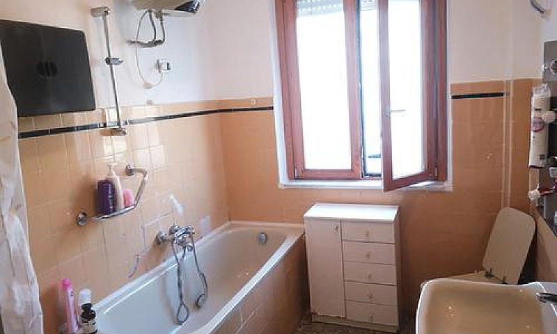 Privato Appartam Via...