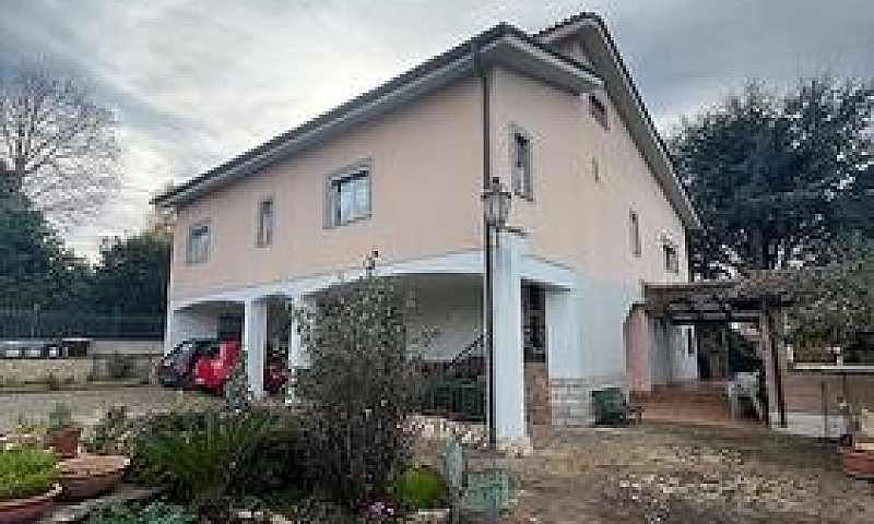 Villa Con Terreno...