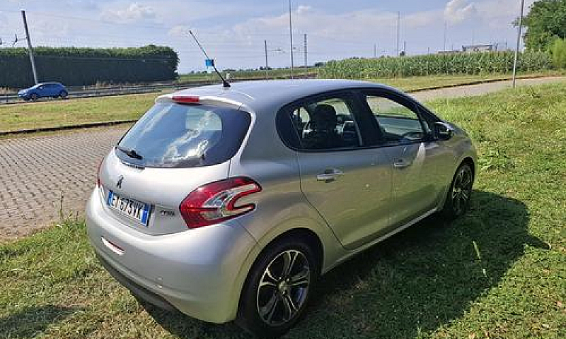 Peugeot 208 1.4 Hdi ...