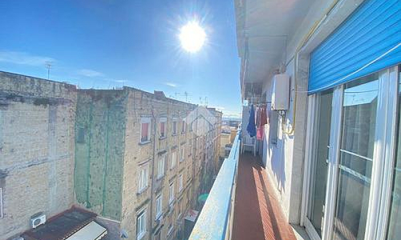 4 Locali A Napoli...