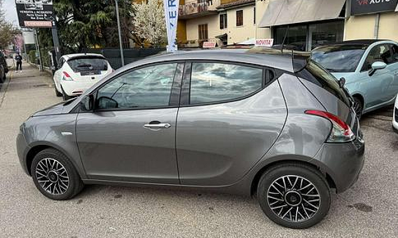 Lancia Ypsilon Hybri...
