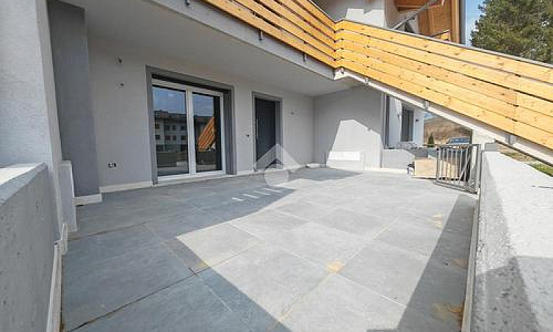 3 Locali A Roana...