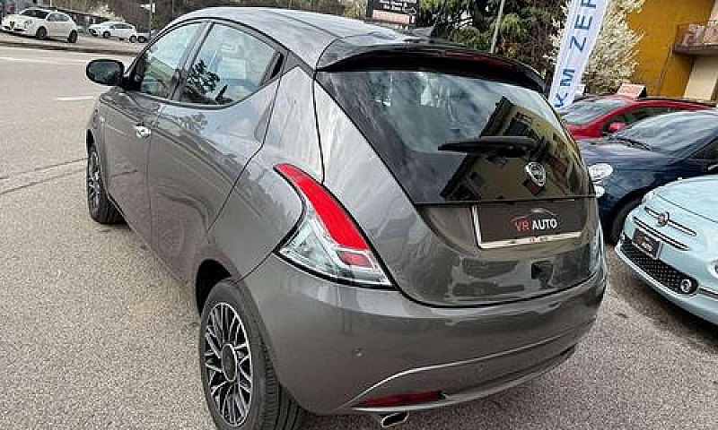Lancia Ypsilon Hybri...