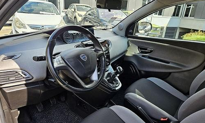 Lancia Ypsilon 1.2 8...