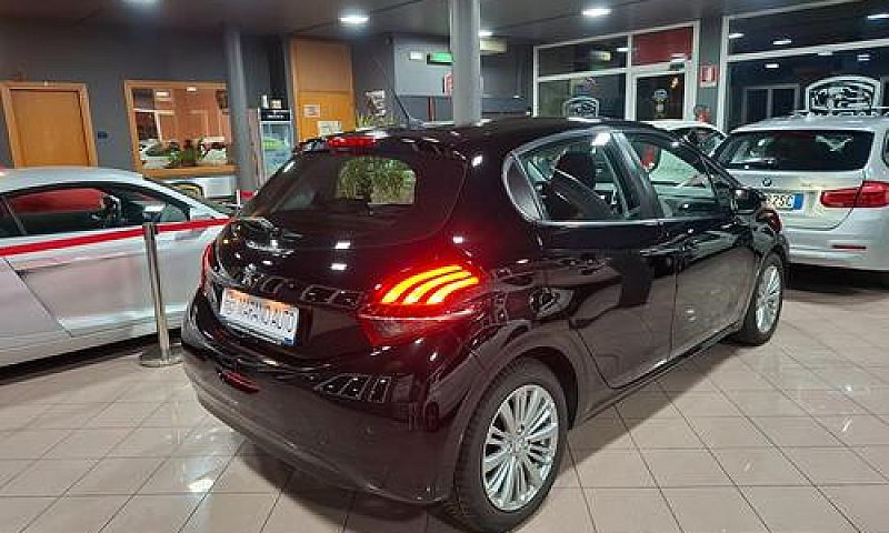 Peugeot 208 1.2 Benz...