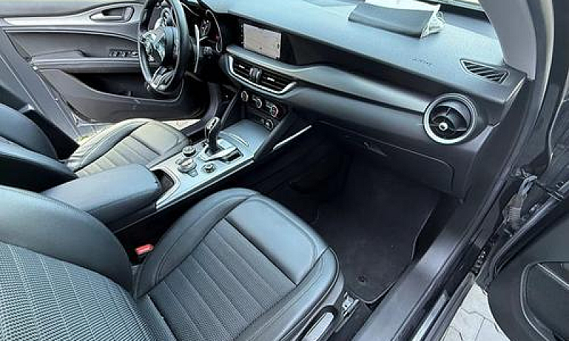 Alfa Romeo Stelvio 2...