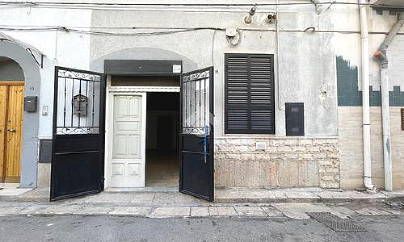 3 Locali A Canosa Di...