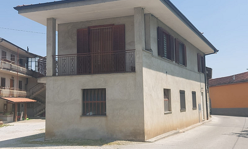 Casa Costituita Da 2...