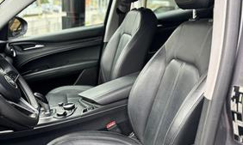 Alfa Romeo Stelvio 2...