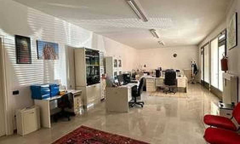 Ampio Ufficio Con Po...