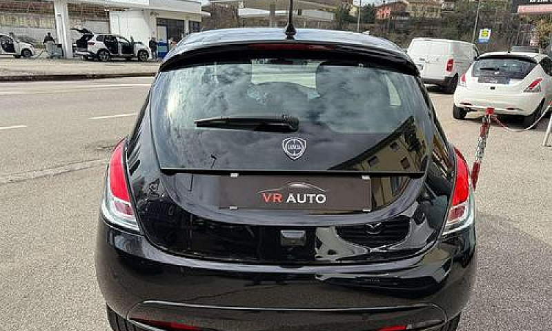 Lancia Ypsilon Hybri...
