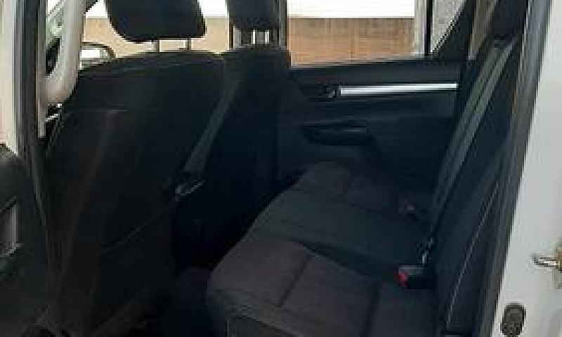 Toyota Hilux 2.4 D-4...