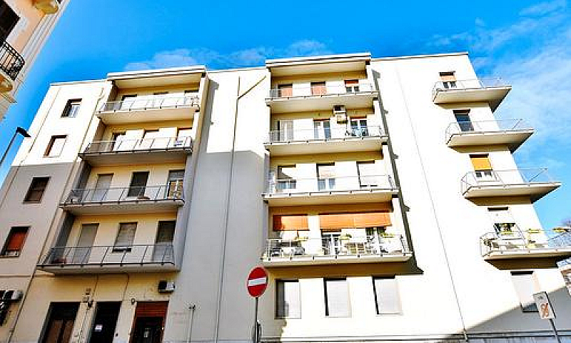 Via Dei Mille- A Poc...