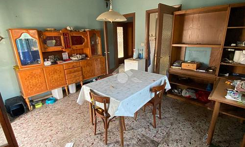 3 Locali A San Mauri...