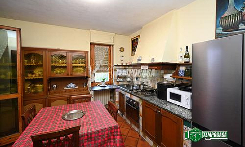 5 Locali In Via Cesa...
