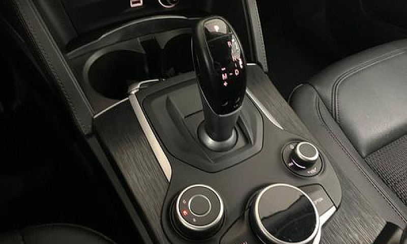 Alfa Romeo Stelvio 2...