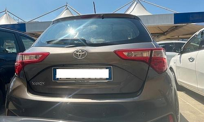 Toyota Yaris Lounge ...