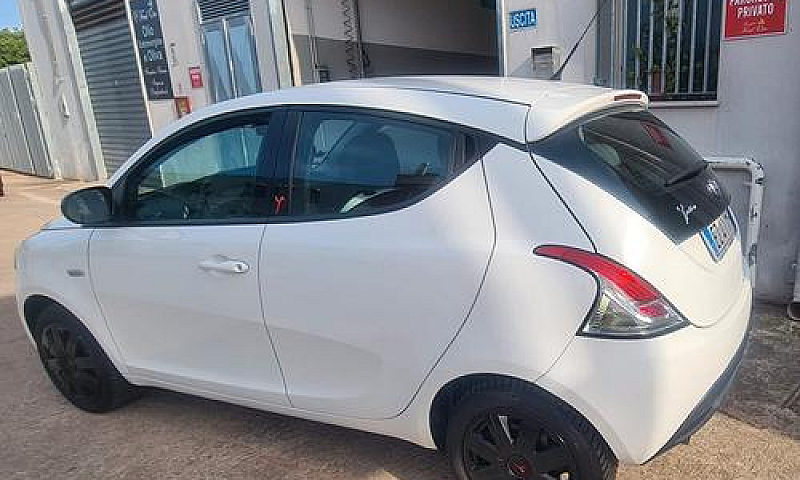 Lancia Ypsilon 1.2 6...
