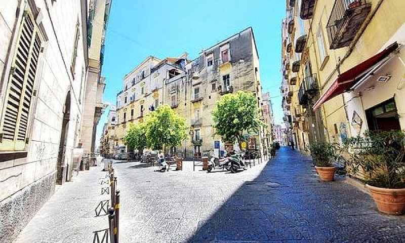 3 Locali A Napoli...
