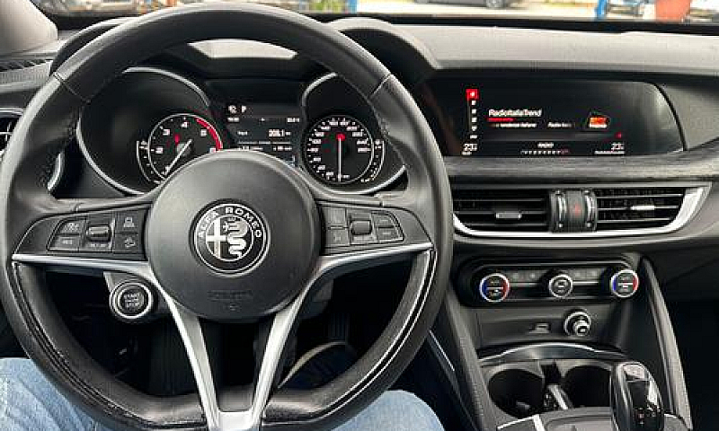 Alfa Romeo Stelvio 2...