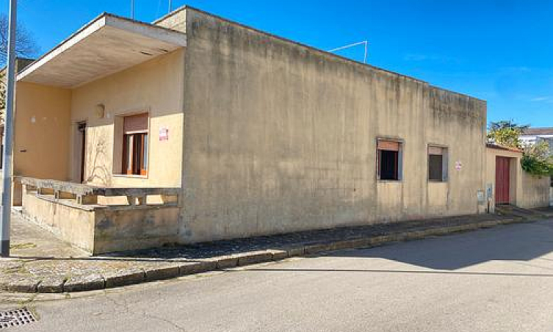 Casa Angolare A Meli...