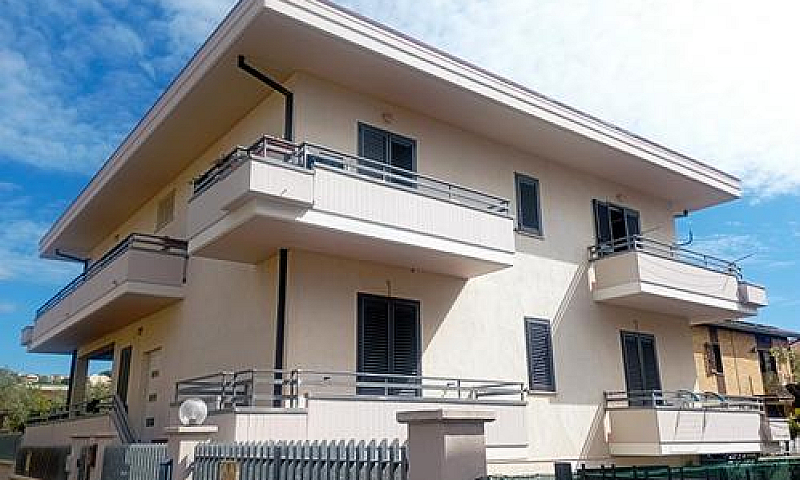 Villa Con Due Appart...