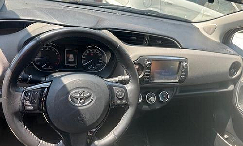 Toyota Yaris Lounge ...