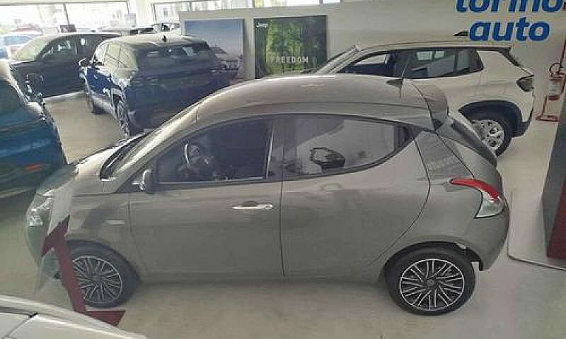 Lancia Ypsilon Ibrid...