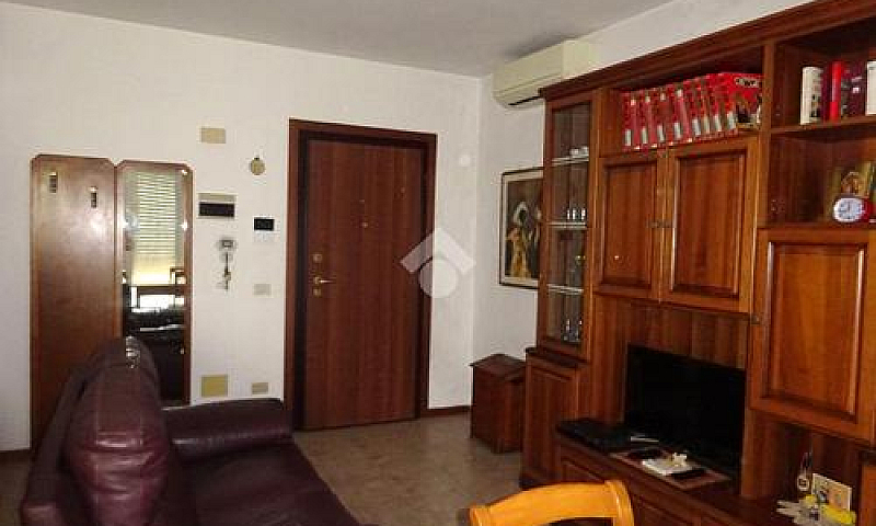 2 Locali A Ferrara...