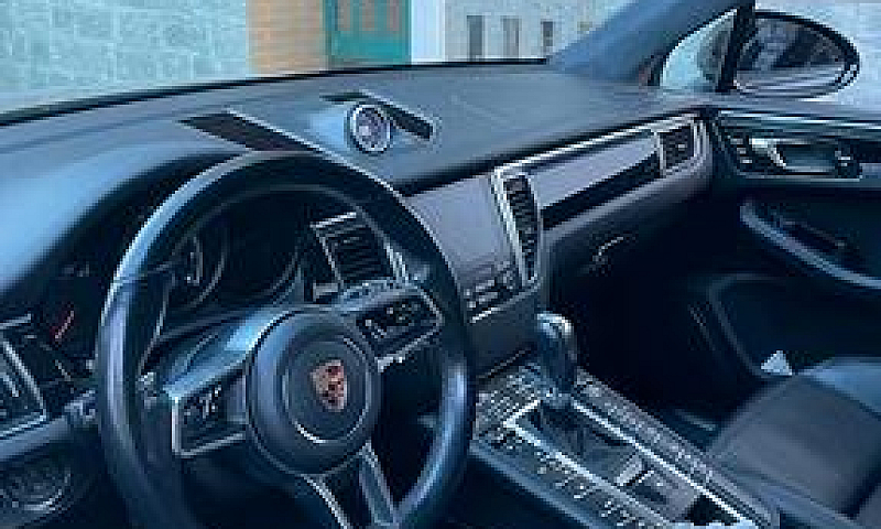 Porsche Macan Turbo...