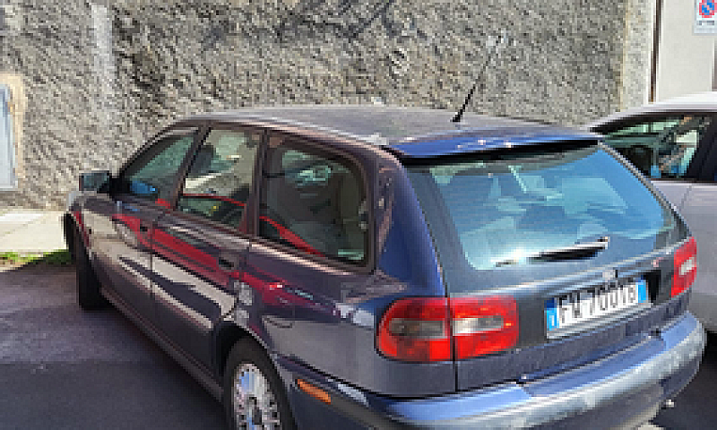 Volvo V40...