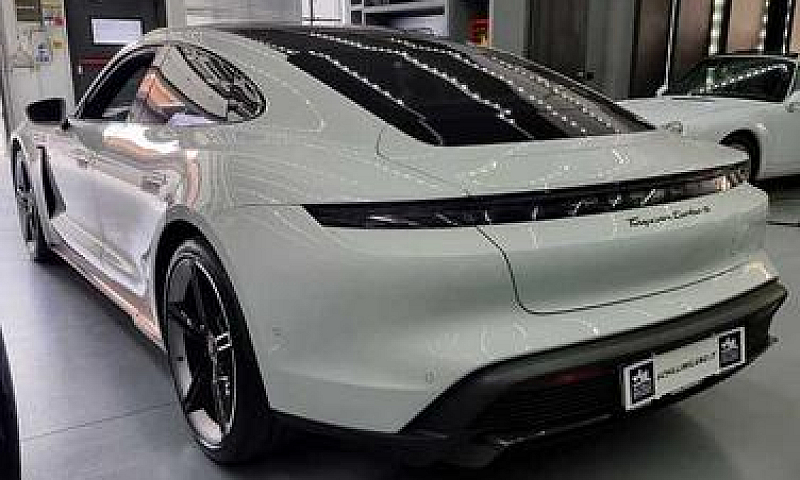 Porsche Taycan Turbo...
