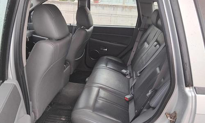 Fuoristrada Jeep Gra...