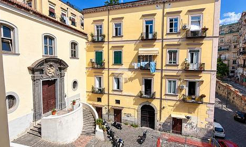 4 Locali A Napoli...