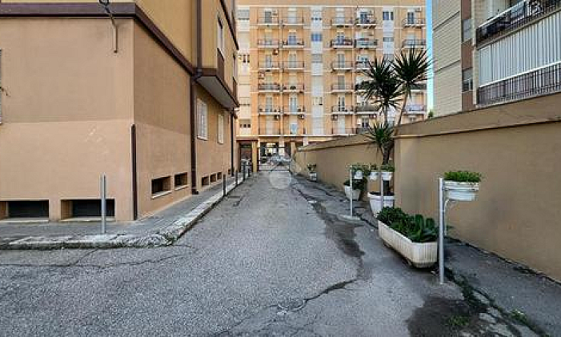 4 Locali A Brindisi...