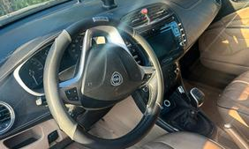 Lancia Delta 2012...