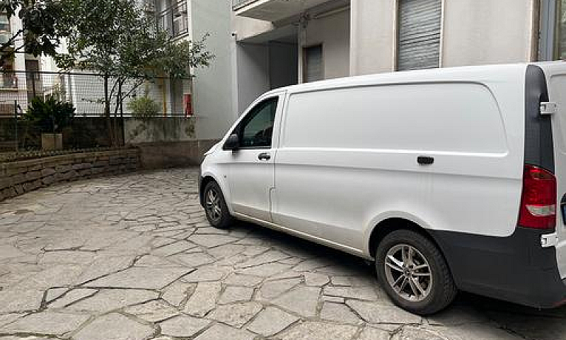 Mercedes Vito...