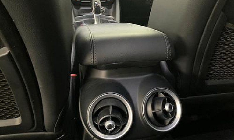 Alfa Romeo Stelvio 2...