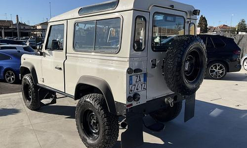 Land Rover Defender ...