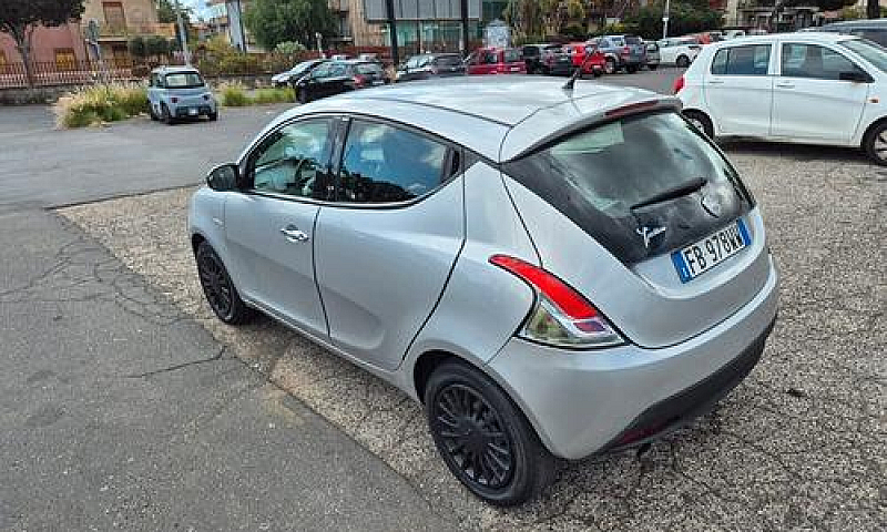 Lancia Ypsilon 1.2 6...