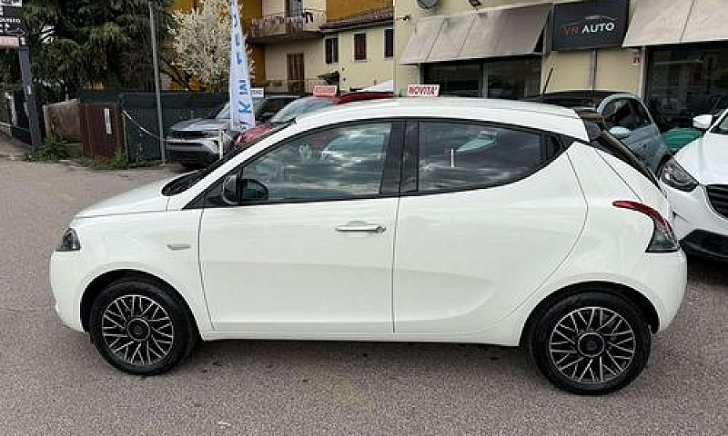 Lancia Ypsilon Hybri...