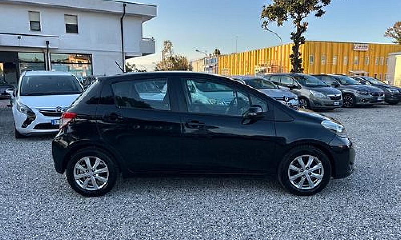 Toyota Yaris 1.3 5 P...