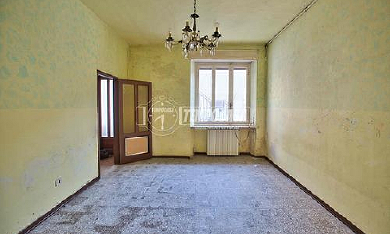 Casa Di Corte Con Po...