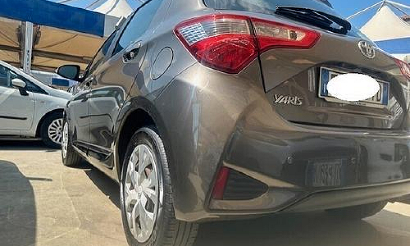 Toyota Yaris Lounge ...