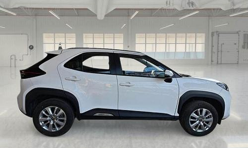 Toyota Yaris Cross E...