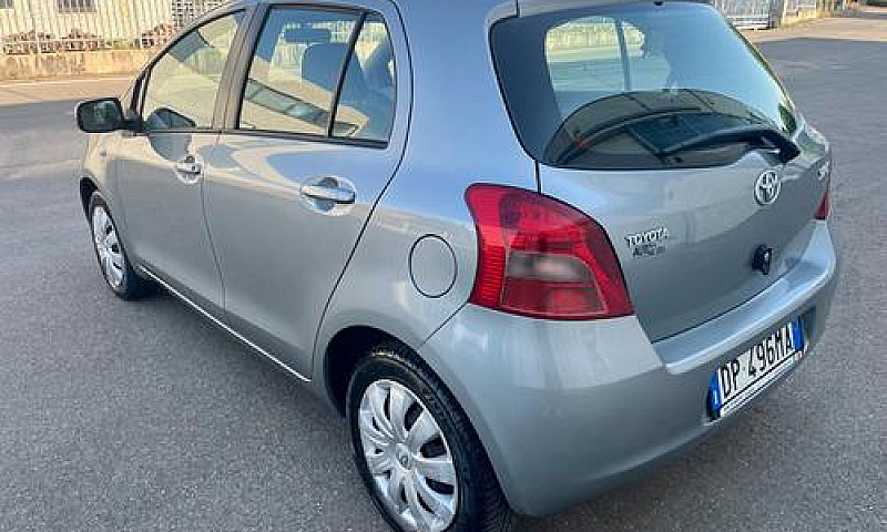 Toyota Yaris 1.3Benz...